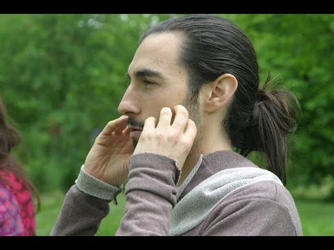 Видео: Научитесь круговому дыханию на диджериду, развивая мышцы пресса, щек и челюсти