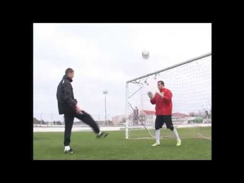 Видео: Тренировка вратаря в футболе. Развитие быстроты ног , координации и технических качеств .