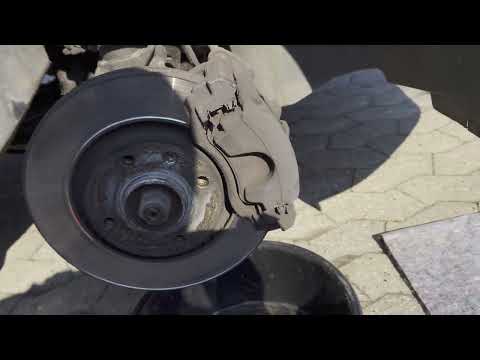 Видео: Замена тормозных дисков и колодок Пежо 2008. Brembo