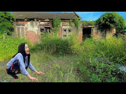 Видео: Пожилая женщина рыдает, чувствуя облегчение, что она и её внук наконец в безопасности от змей