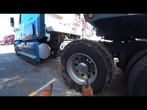 Видео: Одеваем зимние цепи на грузовик Snow chain installation