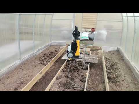 Видео: День - огонь! Вымыла теплицу, приготовила грядки, намесила грунта и перевалила рассаду баклажанов