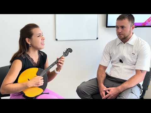 Видео: Быть музыкантом - опасно для здоровья? Как сохранить осанку с юности? Чем поможет массаж?