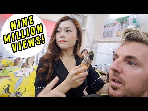 Видео: Красивый вьетнамский парикмахер делает больше, чем просто стрижку