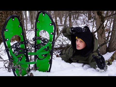 Видео: Зачем мужику снегоступы? По снегу как по асфальту - надел и пошел покорять огромный зимний холм.