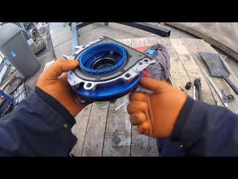 Видео: How to change the crankshaft oil seal VW Crafter 2.5 / Как поменять сальник коленвалаVW Crafter 2.5
