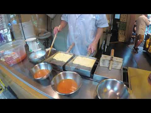 Видео: Приготовление японского омлета  Tamagoyaki (Тамагояки). Уличная еда Токио.