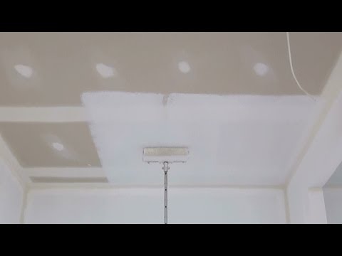Видео: Как покрасить потолок - Как покрасить потолок валиком.
