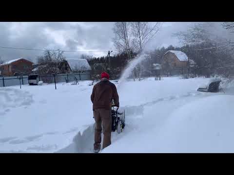 Видео: Купил снегоуборщик в конце зимы. Честный тест китайского снегоуборщика Champion. Я тракторист?