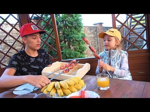 Видео: Жарим сосиски на костре Ловим рыбку и прыгаем на батуте Наш вечер после рабочего дня ВЛОГ