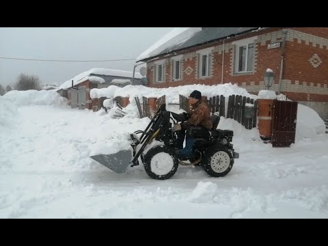 Видео: Сошел снег с крыши дома.  Появилась дополнительная работа мини погрузчику Часть 35