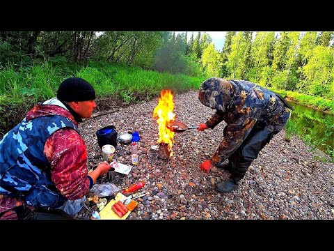 Видео: Сплав по таёжной речке ДЕНЬ 2. Мега повара готовят супер ужин. Рыбалка. Тайга.