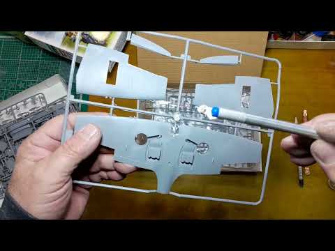 Видео: Supermarine Spitfire Mk.IX 1:48 из коробки  . Обзор.
