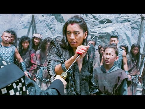 Видео: Мальчик обнажил злодей на публике и завоевал уважение и защиту всех!