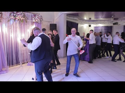 Видео: Весільний  конкурс з віником.Весілля в Терезах Калуш гурт Роса 2021