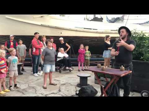 Видео: Безумный уличный артист работает где угодно!!