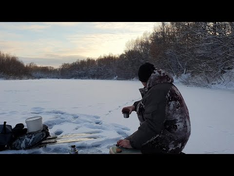 Видео: СНОВА ПОЙМАЛ БОЛЬШУЮ РЫБУ! РЫБА ЛОВИТСЯ СРАЗУ НА 2 КРЮЧКА. МОЙ БЮДЖЕТНЫЙ СНЕГОХОД. ЗИМНЯЯ РЫБАЛКА