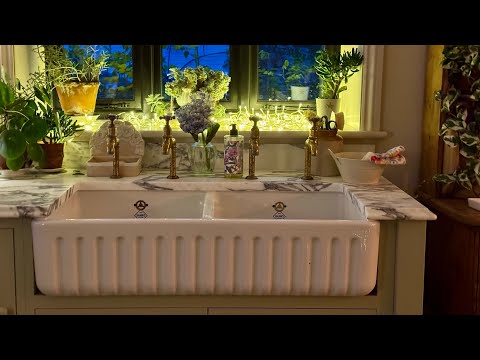 Видео: Уютный вечерний ритуал после наступления темноты: кухня и стирка