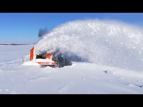 Видео: Снегоуборщик СУ-2,5 или Кировец?