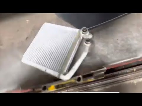 Видео: Замена радиатора отопителя Volkswagen Passat 2015 года