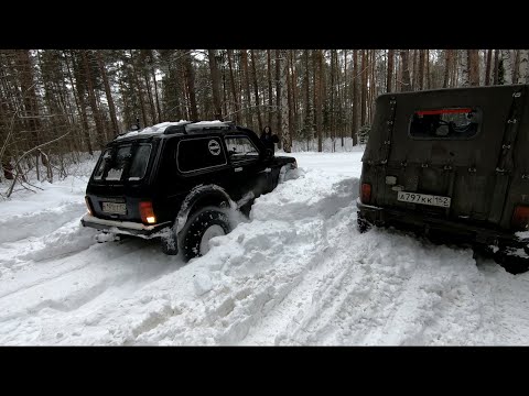 Видео: Нива против УАЗа, Битва в снегу!