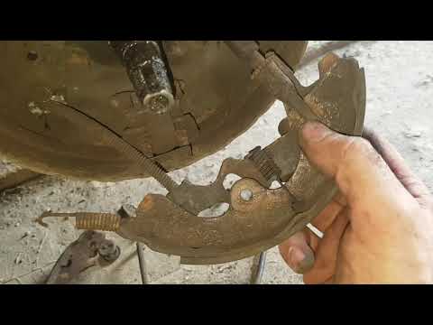 Видео: Меняем задние колодки на Тойоте Старлет , интересное устройство !