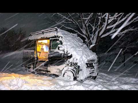 Видео: Van Camping: Штормовое предупреждение! Тепло и уютно в минивэне во время метели