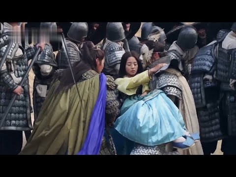 Видео: Девушка случайно попала на поле боя. Его Высочество прибыл в самый последний момент и спас ее.