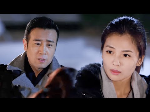 Видео: Мать-одиночка целует парня в машине, не зная, что он миллиардер!