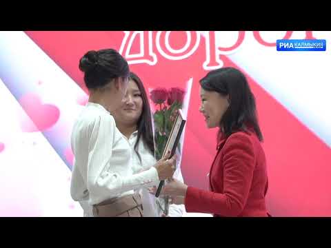 Видео: В Элисте состоялось торжественное мероприятие посвященное Дню матери