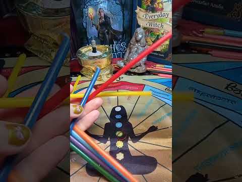 Видео: Как делать скрутки из цветных свечей для ритуалов. Чакровая скрутка из 7 свечей.