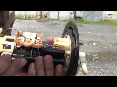 Видео: Mazda MPV 2001 г.в. чистка сеточки бензонасоса.