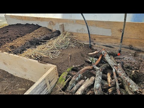 Видео: Используйте старые ветки, листья и другие органические отходы и создайте самый плодородный