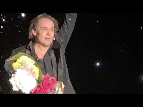 Видео: "Многоточие" поет Максим Аверин. Моноспектакль "Научи меня жить"