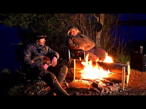 Видео: Три ночи на реке Даугава: холод, клёв, таёжная нодья и ночёвки в палатке с печкой. Готовим на костре