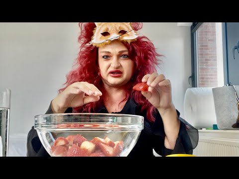 Видео: Мукбанк под пение цикад и мои 2 недели приключений в Италии // Шура Стоун кушает вкусняшки