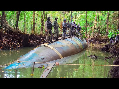 Видео: ОНИ УВИДЕЛИ В БОЛОТЕ ПОДВОДНУЮ ЛОДКУ И РЕШИЛИ ОСМОТРЕТЬ ЕЁ