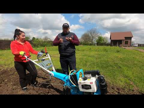 Видео: Чи під силу дівчині керувати мотоблоком "Заря" 135Е?