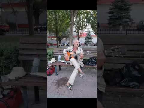 Видео: Волгоград. Удивительный человек на бульваре Энгельса. 