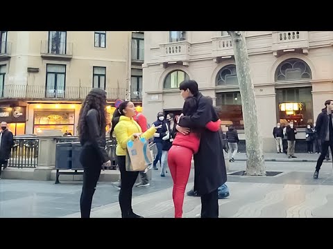 Видео: Что будет, если кореец попытается бесплатно обняться в Барселоне?