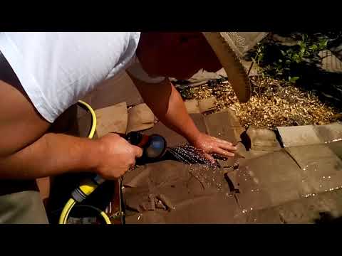 Видео: Мулчиране с дървесни стърготини и талаш от орех / Mulching with walnut wood shavings & sawdust