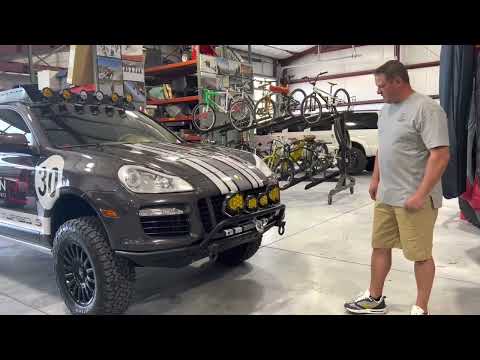 Видео: Экскурсия по раллийному автомобилю Porsche Cayenne Turbo S 2010 года.