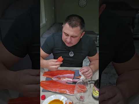 Видео: красная рыба сэлмон лосось речка Колумбия жена вино соус вкусно мукбанг