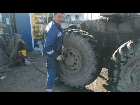 Видео: Урал лесовоз. Сломалась стремянка. Отлетел тормозной шланг. Замена колес на роспуске.