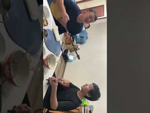 Видео: Нұрлан Қонысбаев өзінің баласымен Не пайда термесін айтып отыр