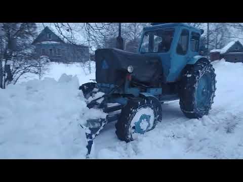 Видео: Мтз 52 чистит снег