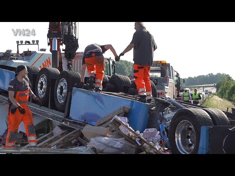 Видео: 16-06-2022 - VN24 - Тракторный прицеп перевернулся после поворота на автостраде A2