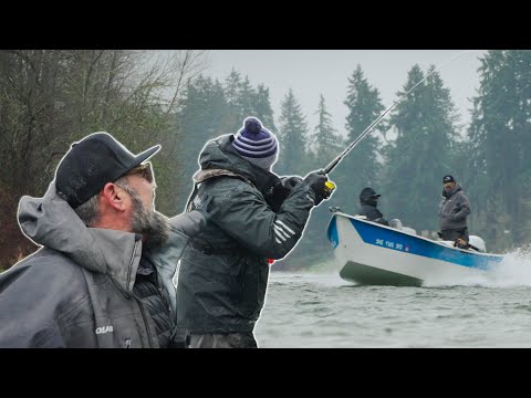 Видео: Ловля стальноголового лосося ранней зимой (на специальной новой лодке)