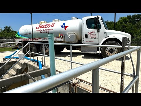 Видео: Опорожнение грузовика для фекалий