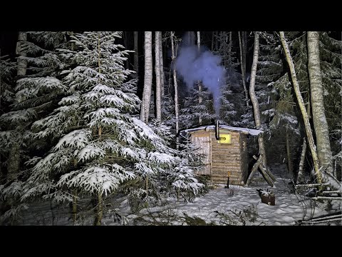Видео: В лесной хижине теперь можно жить. Установил печь и навел уют. Ночь в диком лесу.